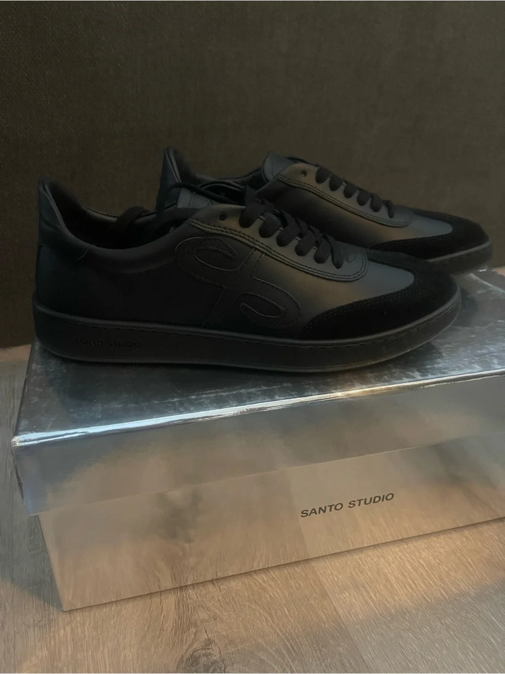 Women’s Santo Studio Black Leather Low-Top Sneakers